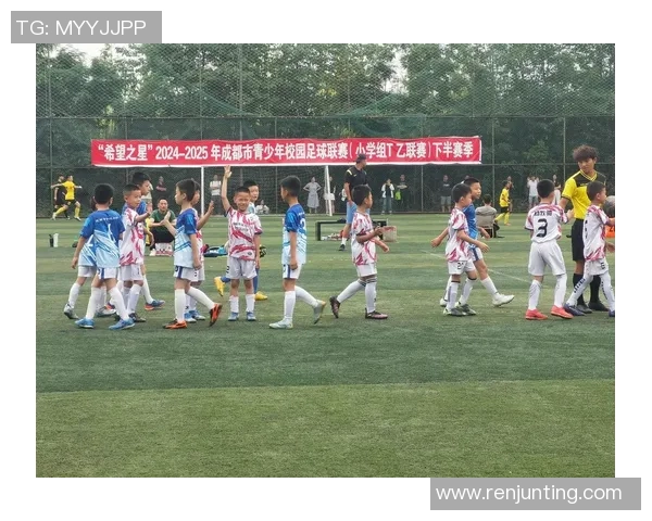 以有礼貌的足球球星为榜样探索体育精神与职业道德的完美结合 以有礼貌的足球球星为榜样探索体育精神与职业道德的完美结合