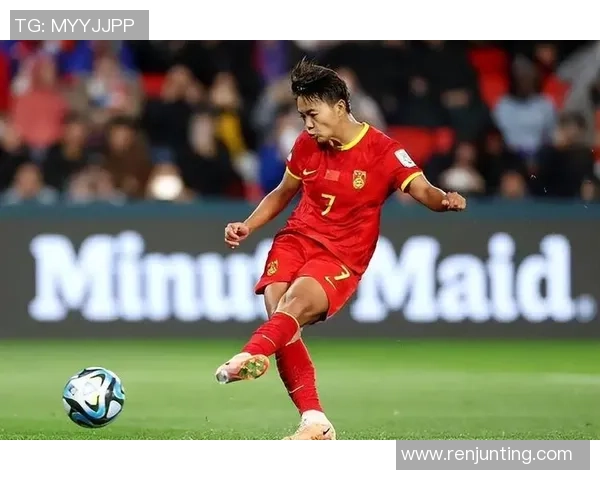 体型偏瘦却实力非凡的女足球星如何在竞技场上突破自我实现辉煌