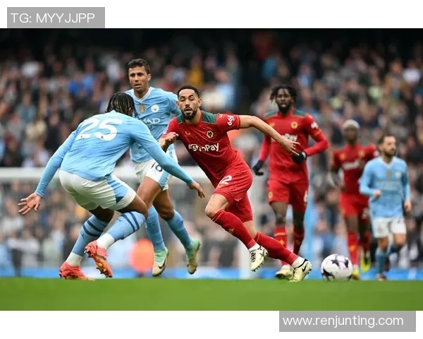 梳着背头的足球球星展现自信魅力，球场外的独特风采与个性塑造