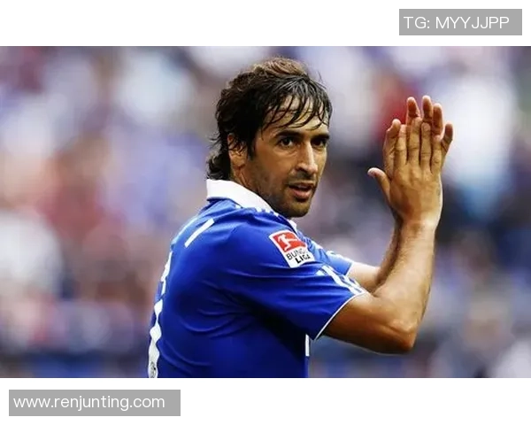 球星抠像足球:从场上英勇到虚拟世界的极限表现解析 球星抠像足球:从场上英勇到虚拟世界的极限表现解析